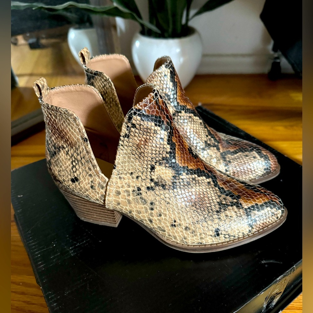 Snake skin CL by Laundry booties, size 5.5